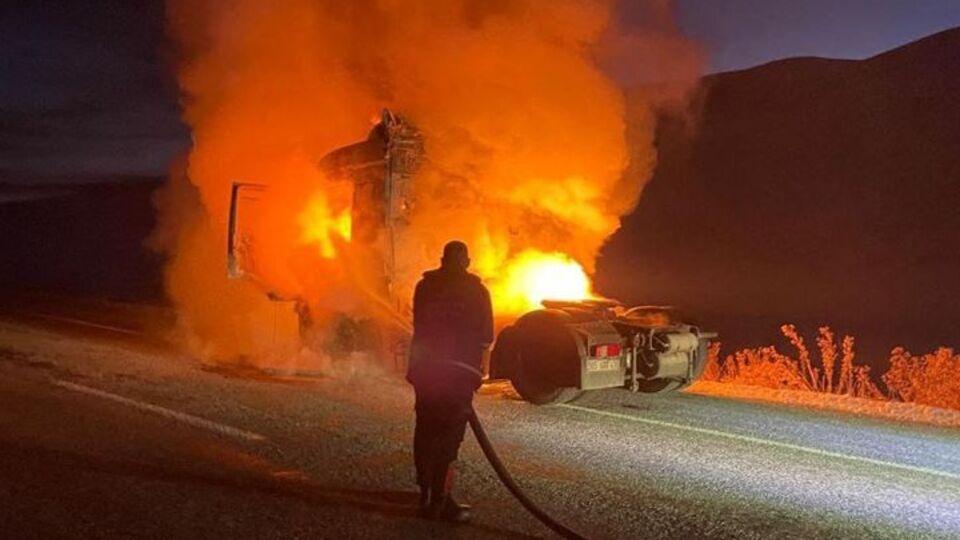 Seyir halindeki dorsesiz TIR yandı