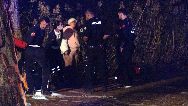 Bataklıkta 4 saat mahsur kaldı! Vinçle kurtarıldı