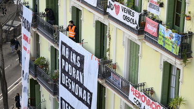 İspanya'da halk, tahliye edilen kiracılara destek oluyor