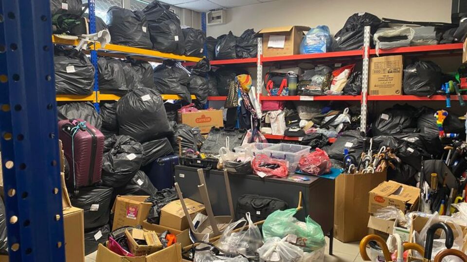 Unutulan eşyalar sahiplerini bekliyor