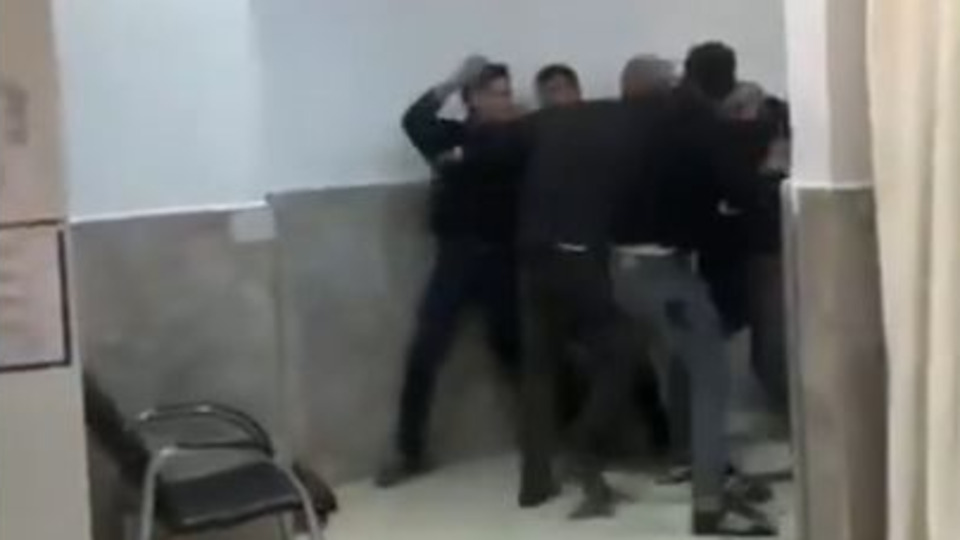 Acil serviste bıçaklı kavga