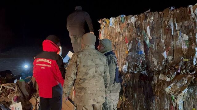 Kaçak göçmenleri taşıyan TIR devrildi: 1 ölü, 4 yaralı