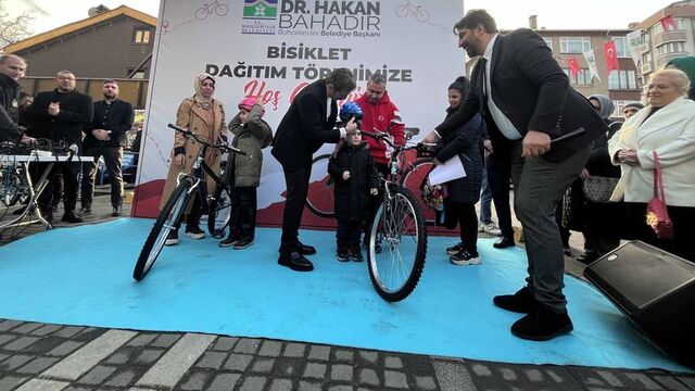 Bahçelievler'de çekilişle bisiklet dağıtıldı