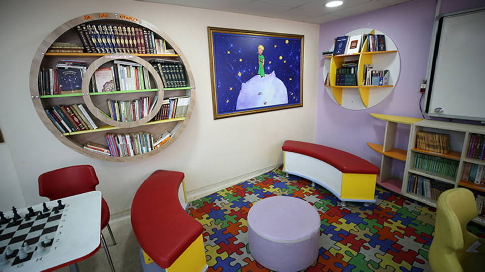 Tatilde memleketlerine gitmek yerine okulun kütüphanesini yenilediler