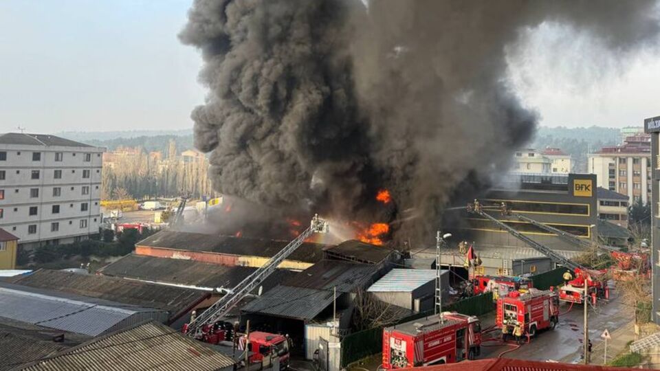 Lastik deposunda çıktı tekstil atölyesine sıçradı!