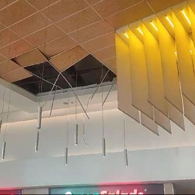 Tavan parçası müşterinin üstüne düştü