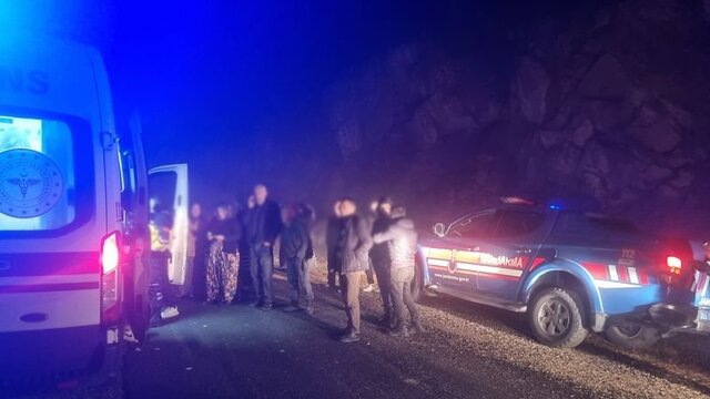 Hafif ticari araç şarampole devrildi: 5 yaralı