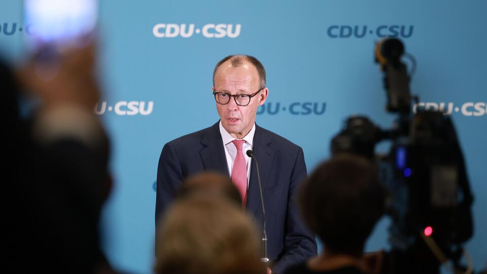 Almanya'nın favori başbakan adayı Merz aşırı sağa göz kırptı