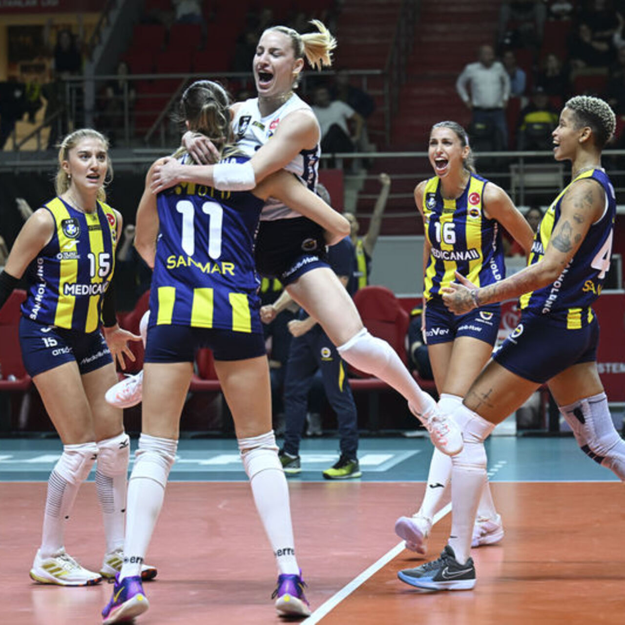 Voleybol derbisinde zafer Fenerbahçe'nin!
