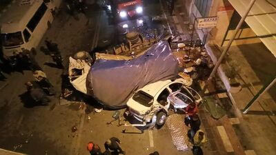 7 araca çarpıp köprüden uçtu! 3 ölü, 22 yaralı