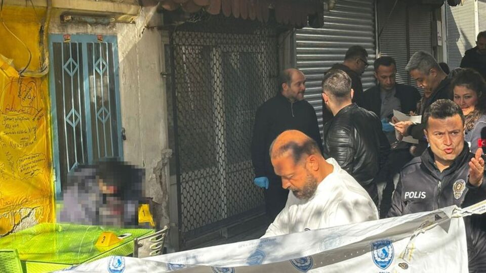 Defalarca bıçaklanmış! Sandalyede ölüm!