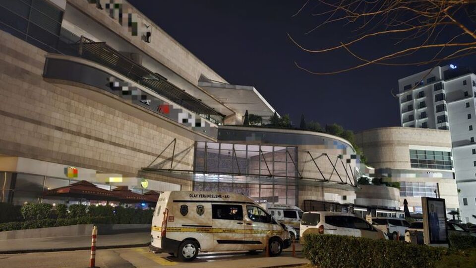 Gece AVM'ye girip kuyumcuyu soydu! Kilolarca altınla kaçtı!