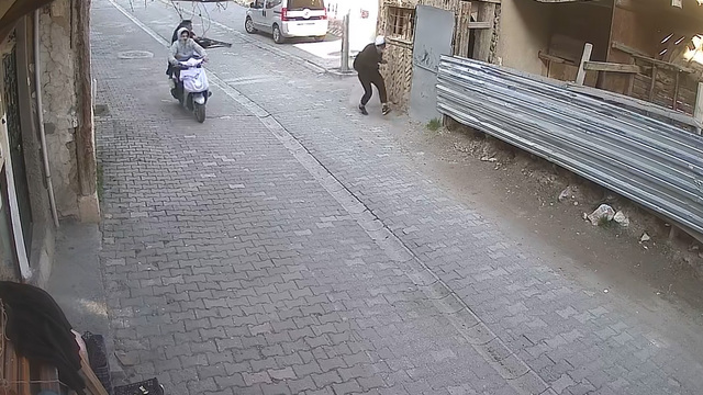 Motosikletle dehşet saçtılar!