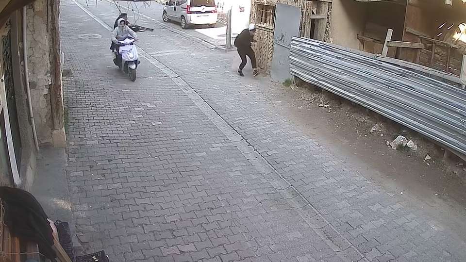 Motosikletle dehşet saçtılar!