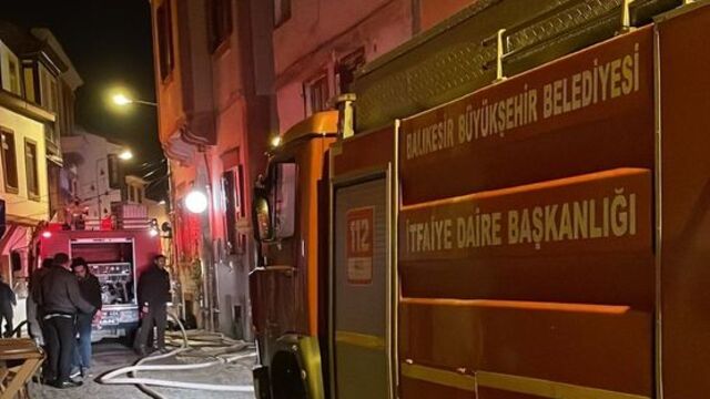 Ayvalık'ta 3 bina kullanılamaz hale geldi