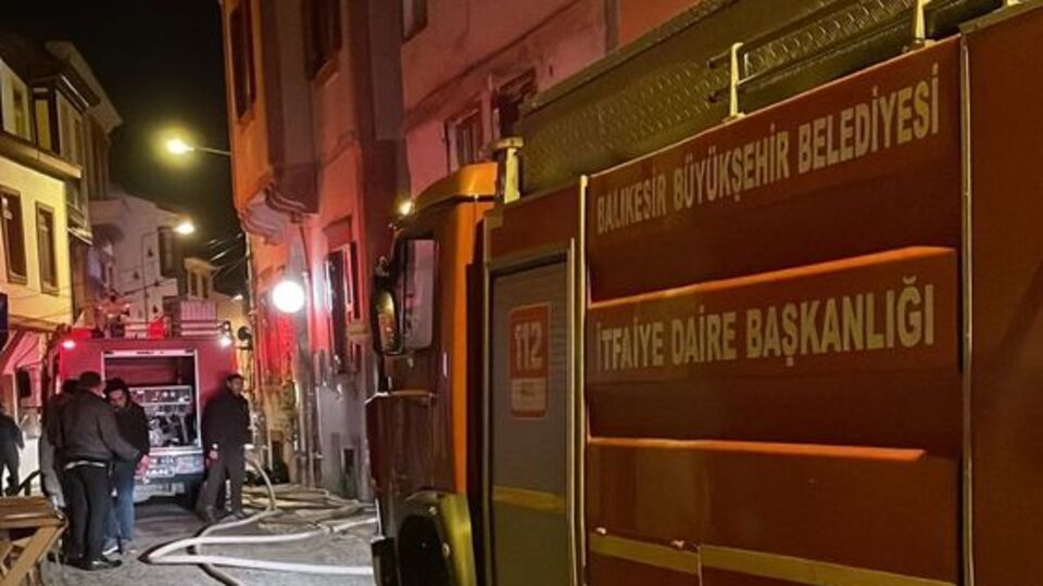 Ayvalık'ta 3 bina kullanılamaz hale geldi