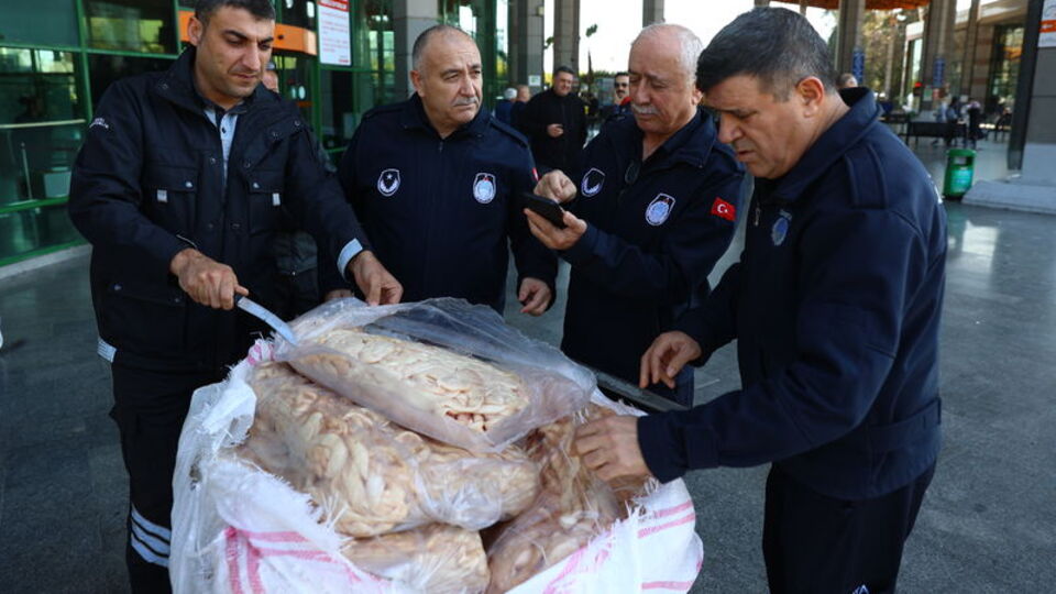Usulsüz taşınan 300 kg sakatata el konuldu