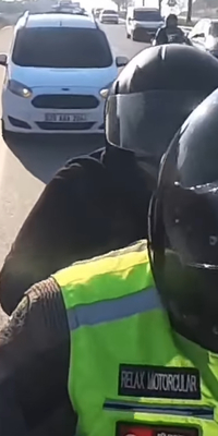  Motosikletliyi yoldan çıkarmaya çalıştılar