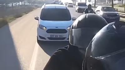 Motosikletliyi yoldan çıkarmaya çalıştılar