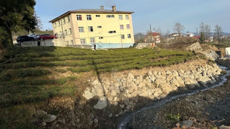 Okul bahçesinde çökme yaşandı!