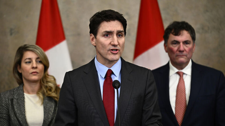 ABD, Kanada'ya yönelik gümrük vergilerini 1 ay durdurdu