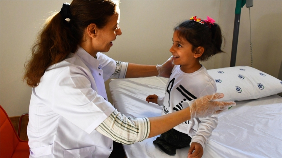 Enkazdan 3 gün sonra çıkarılmıştı! Minik İkra protez bacağıyla yürüyor