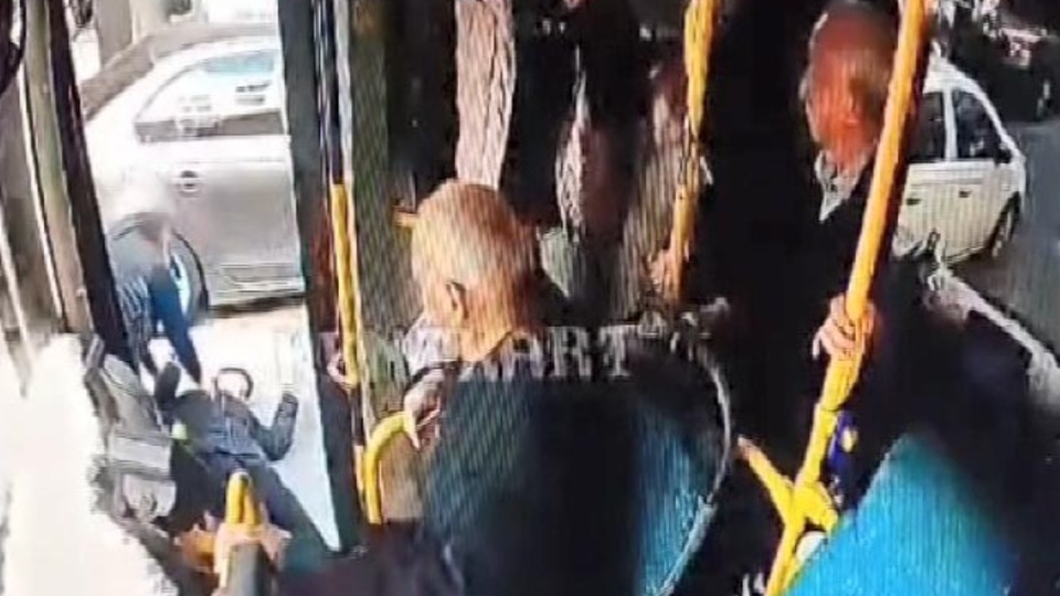 Bayılan çocuğa müdahale ederken kapıyı açtı!