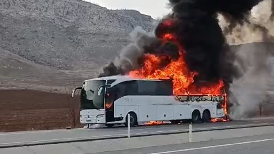 Yolcu otobüsü alevlere teslim!