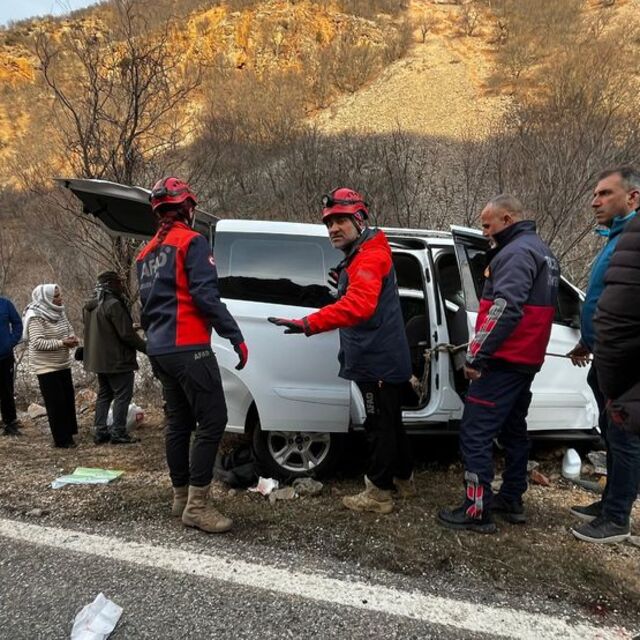 Araç kayaya çarptı: 1 ölü, 6 yaralı