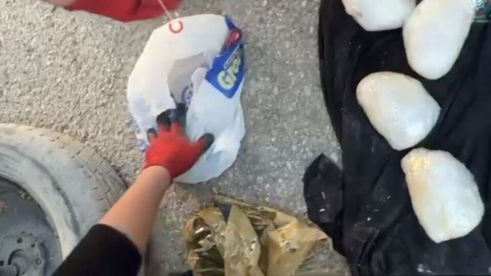 Yedek lastikten 2 kilo uyuşturucu çıktı