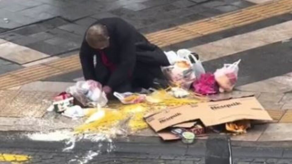 Erzaklarını düşüren yaşlı adamın çabası yürek burktu