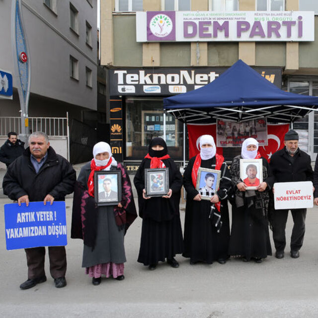 Muşlu aileler "evlat nöbeti"ni sürdürdü