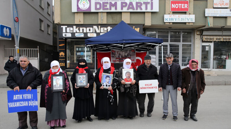 Muşlu aileler "evlat nöbeti"ni sürdürdü