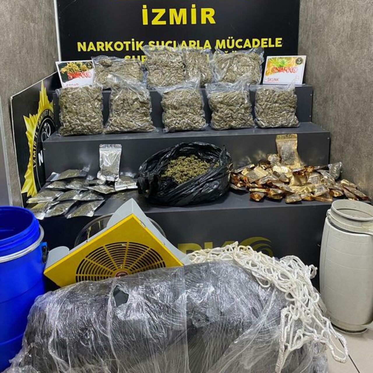 İzmir'de 10 kilo esrar ele geçirildi: 2 tutuklama