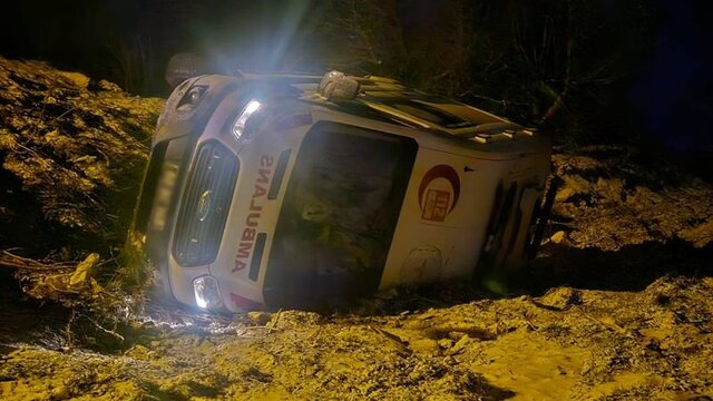 Devrilen ambulansın sürücüsü yaralandı