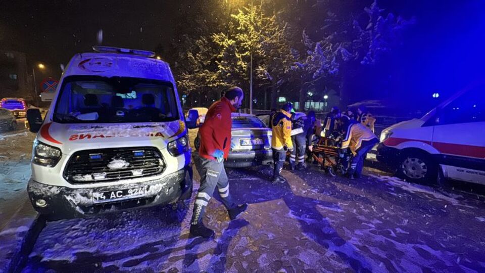 Ambulansla otomobil çarpıştı: 3 yaralı