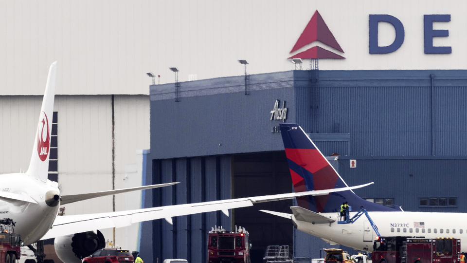 Yolcu uçağı diğer uçağın kuyruğuna çarptı