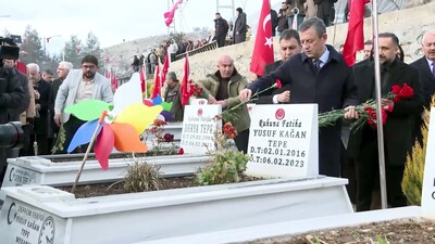 Deprem Şehitliğini ziyaret etti