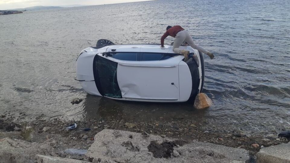 Virajı alamadığı otomobil denize düştü