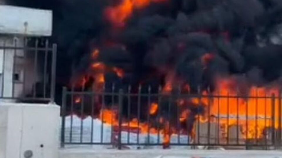 İnşaat halindeki okul bahçesinde yangın