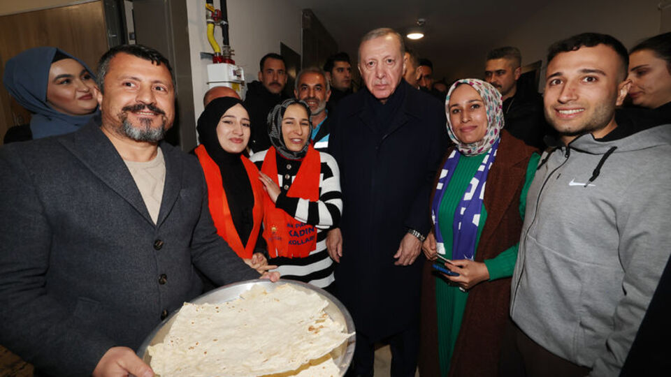 Depremzede aileyi ziyaret etti