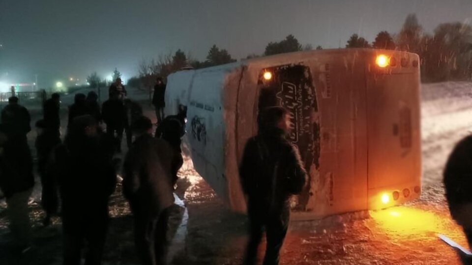 Kütahya'da işçi servisi devrildi: 3 yaralı