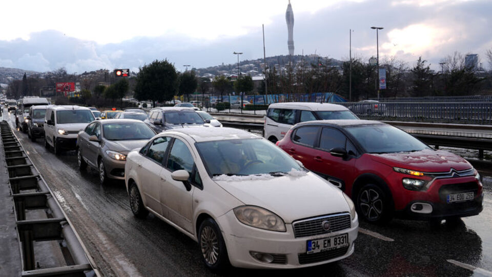 İstanbul trafiğinde kar yoğunluğu!