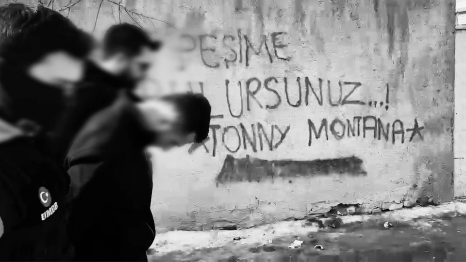 Baronu yakalayıp yazdığı yazının yanından geçtiler!