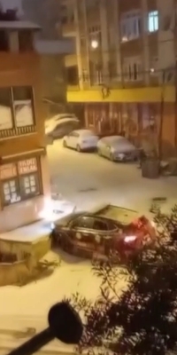  Polis aracı karda önce duran arabaya sonra duvara çarptı