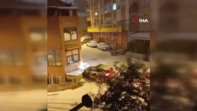 Polis aracı karda önce duran arabaya sonra duvara çarptı