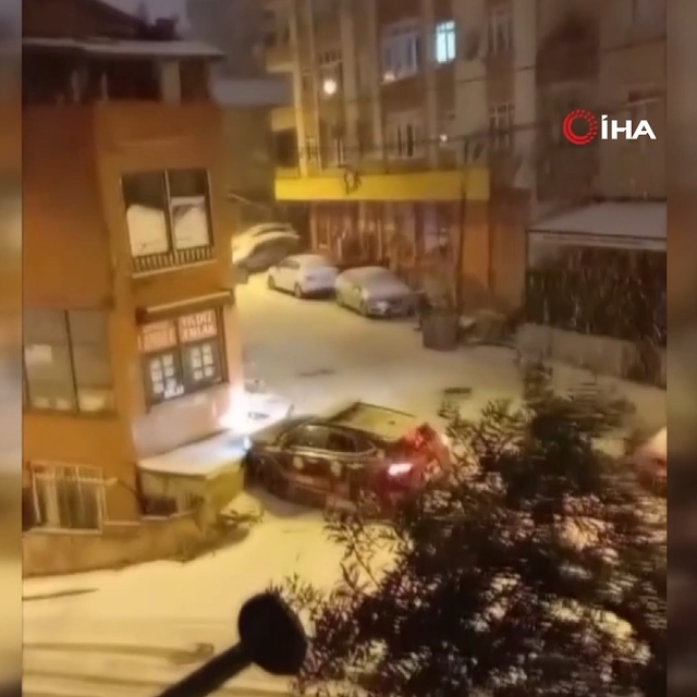 Polis aracı karda önce duran arabaya sonra duvara çarptı