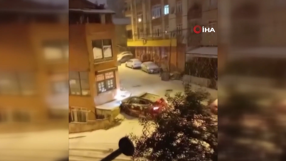 Polis aracı karda önce duran arabaya sonra duvara çarptı