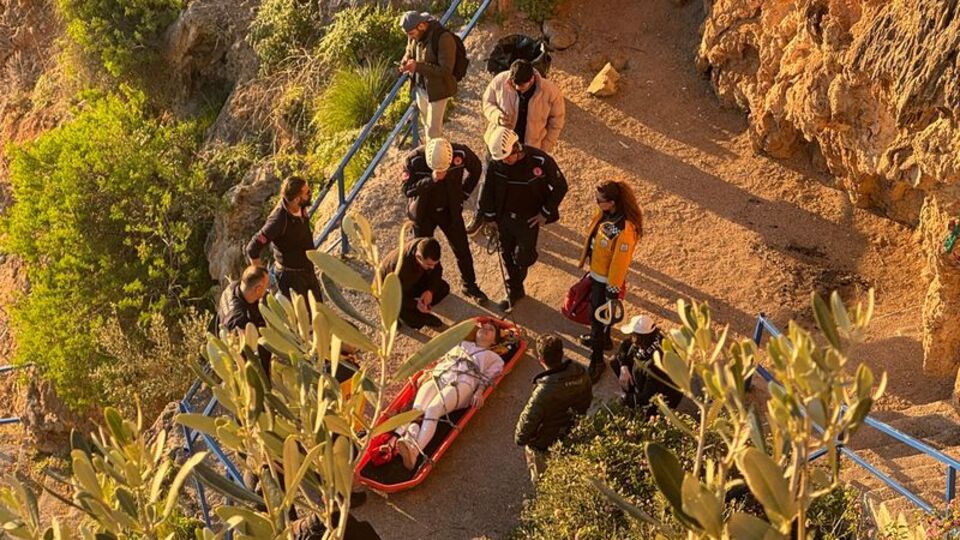 Fotoğraf çektirmek isterken falezlerden düştü