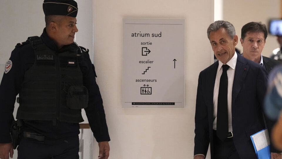 Eski Fransa Cumhurbaşkanına elektronik kelepçe